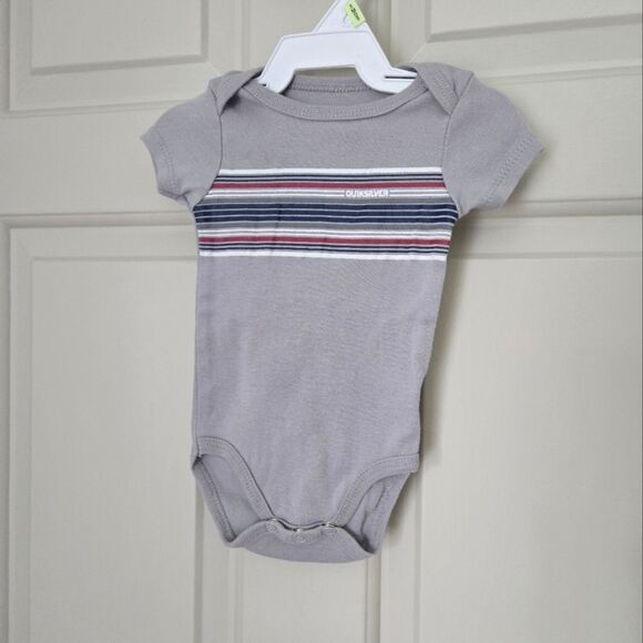 3/$15 quicksilver short sleeve onesie 0-3 m - Picture 1 of 3